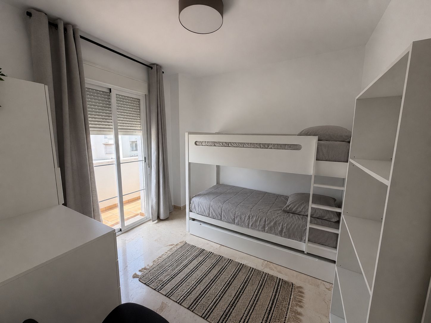Ático Exclusivo en Manilva: Vistas al Mar, Lujo y Rentabilidad, Ático de lujo en Manilva con vistas frontales al mar. 3 dorm., terraza privada. Ideal inversión o residencia vacacional en Costa del Sol. ¡Con Licencia Turístic