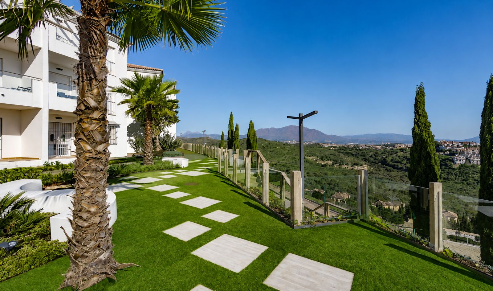 Ático Exclusivo en Manilva: Vistas al Mar, Lujo y Rentabilidad, Ático de lujo en Manilva con vistas frontales al mar. 3 dorm., terraza privada. Ideal inversión o residencia vacacional en Costa del Sol. ¡Con Licencia Turístic