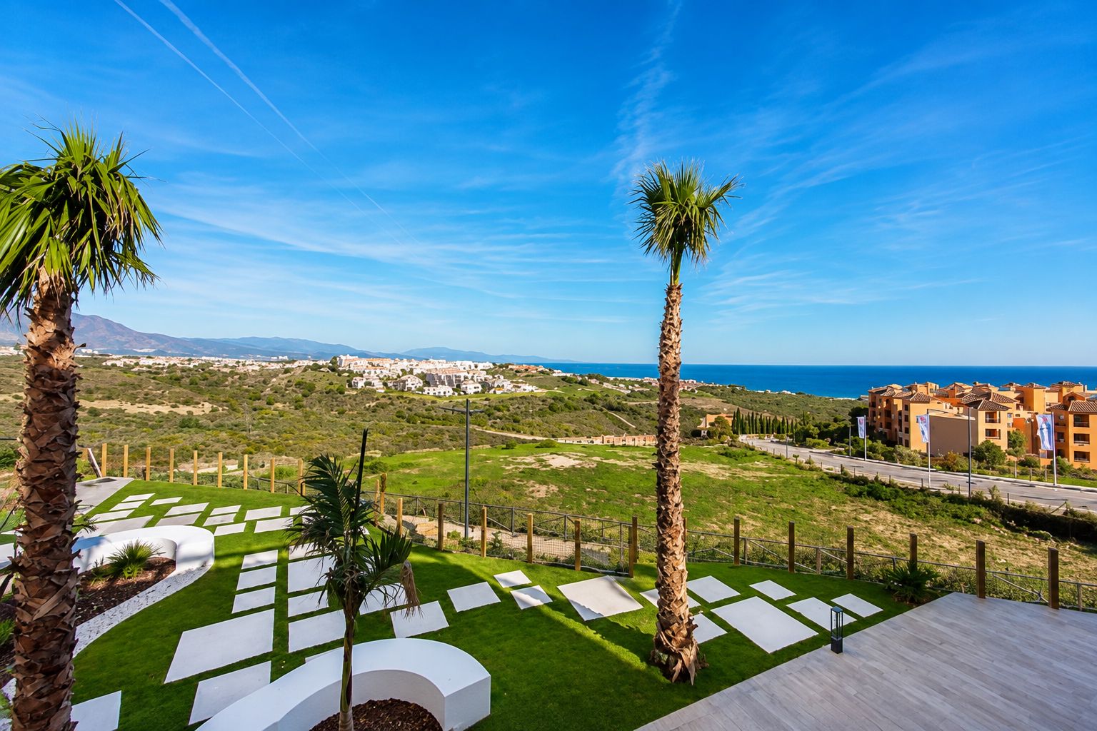 Ático Exclusivo en Manilva: Vistas al Mar, Lujo y Rentabilidad, Ático de lujo en Manilva con vistas frontales al mar. 3 dorm., terraza privada. Ideal inversión o residencia vacacional en Costa del Sol. ¡Con Licencia Turístic
