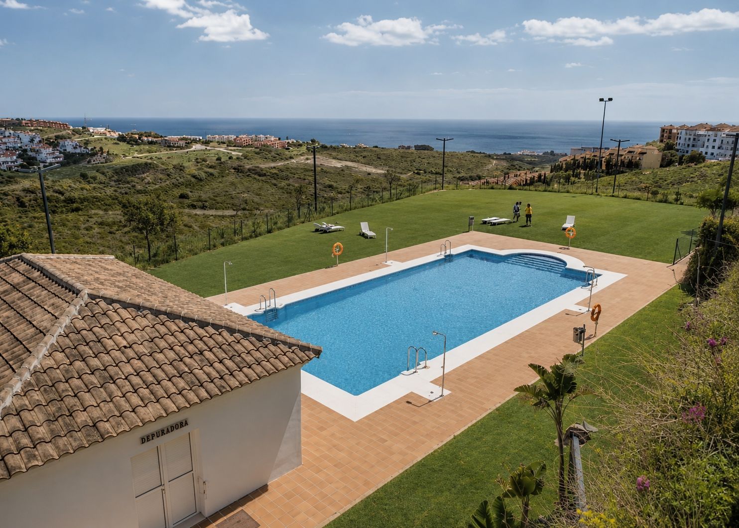 Ático Exclusivo en Manilva: Vistas al Mar, Lujo y Rentabilidad, Ático de lujo en Manilva con vistas frontales al mar. 3 dorm., terraza privada. Ideal inversión o residencia vacacional en Costa del Sol. ¡Con Licencia Turístic