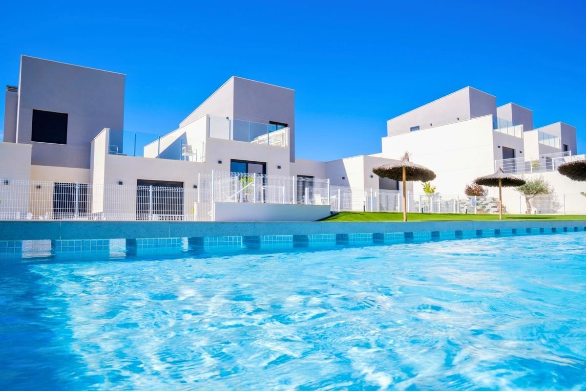 Vive el Lujo Mediterráneo en Altaona Golf, Murcia, Adosados y villas de nueva construcción en Altaona Golf, Murcia. Vive la vida mediterránea con seguridad, naturaleza y piscina. ¡Tu hogar o inversión ideal en C