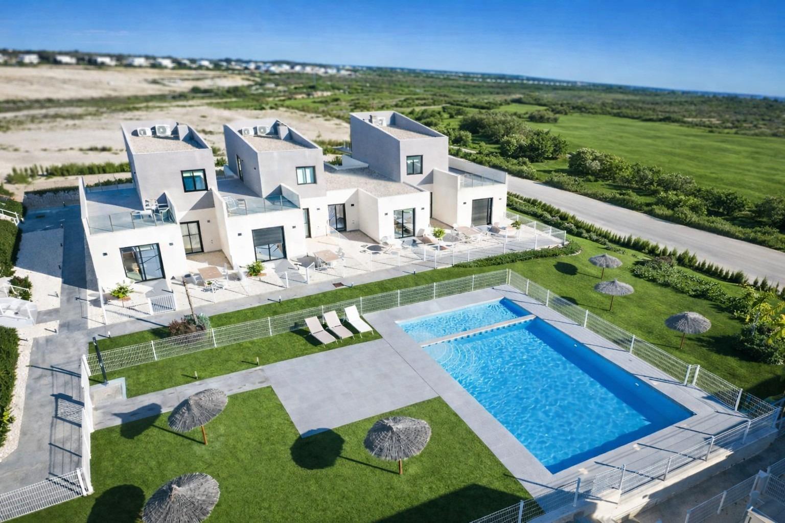 Vive el Lujo Mediterráneo en Altaona Golf, Murcia, Adosados y villas de nueva construcción en Altaona Golf, Murcia. Vive la vida mediterránea con seguridad, naturaleza y piscina. ¡Tu hogar o inversión ideal en C