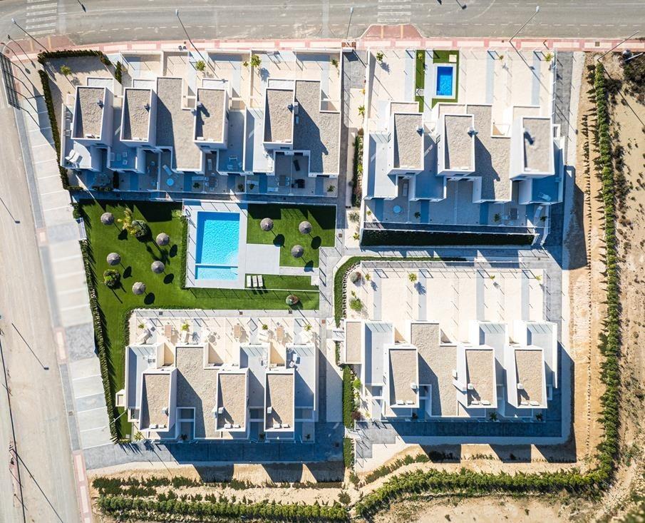 Vive el Lujo Mediterráneo en Altaona Golf, Murcia, Adosados y villas de nueva construcción en Altaona Golf, Murcia. Vive la vida mediterránea con seguridad, naturaleza y piscina. ¡Tu hogar o inversión ideal en C