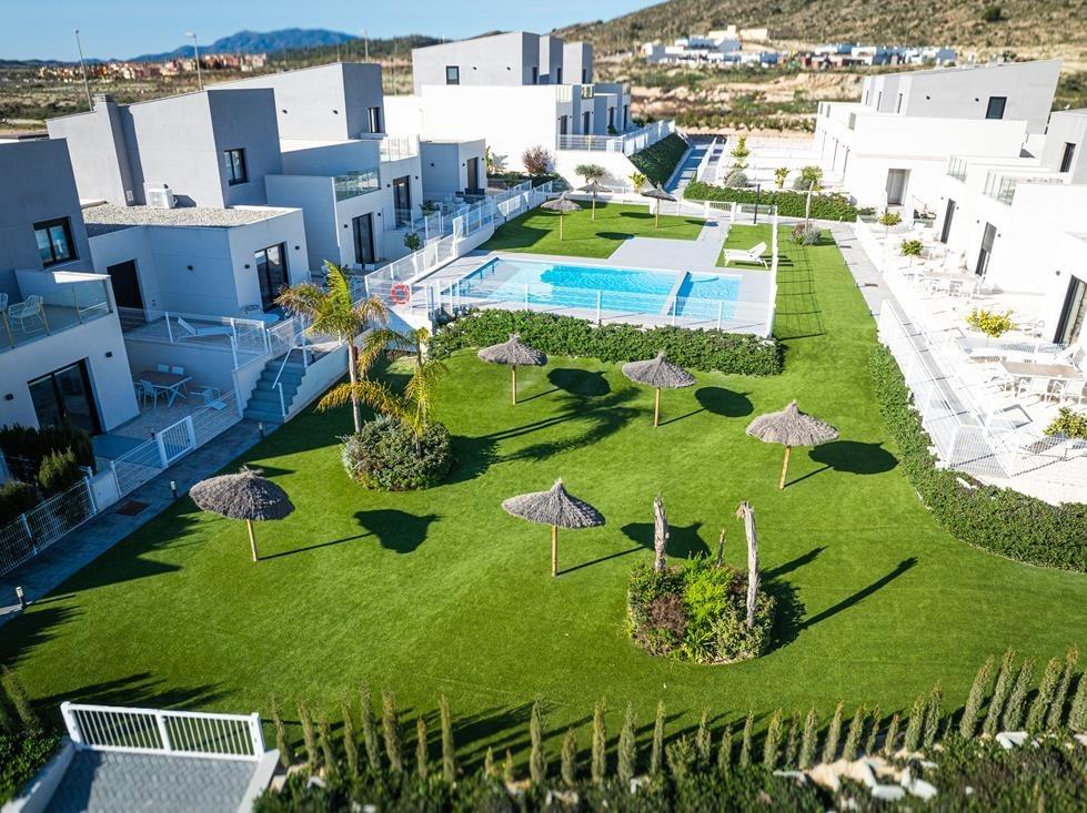 Vive el Lujo Mediterráneo en Altaona Golf, Murcia, Adosados y villas de nueva construcción en Altaona Golf, Murcia. Vive la vida mediterránea con seguridad, naturaleza y piscina. ¡Tu hogar o inversión ideal en C