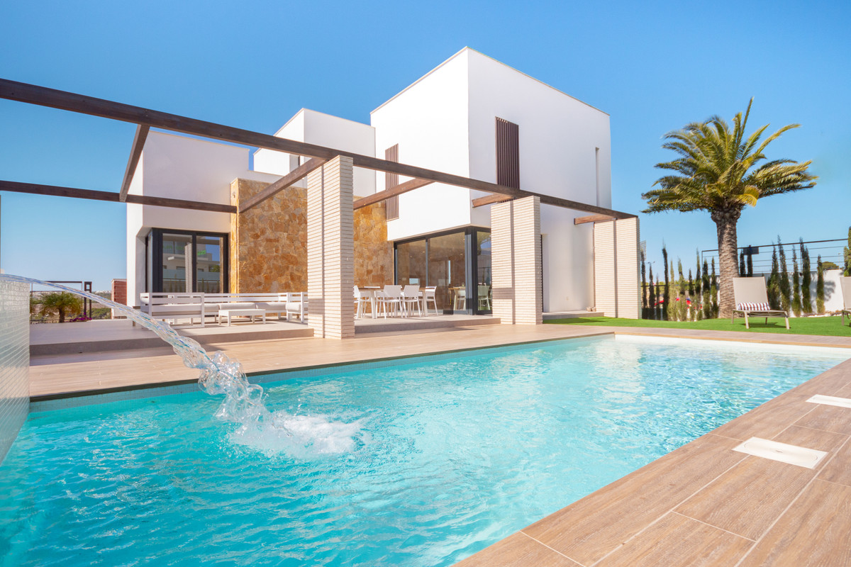 Exclusiva Villa en Orihuela: Lujo y Vida Mediterránea, Descubra su villa de lujo en Orihuela Costa, Alicante. A 200m de playas, golf y servicios. 4 dorm, piscina. Viva el sueño mediterráneo en Costa Blanca con el me