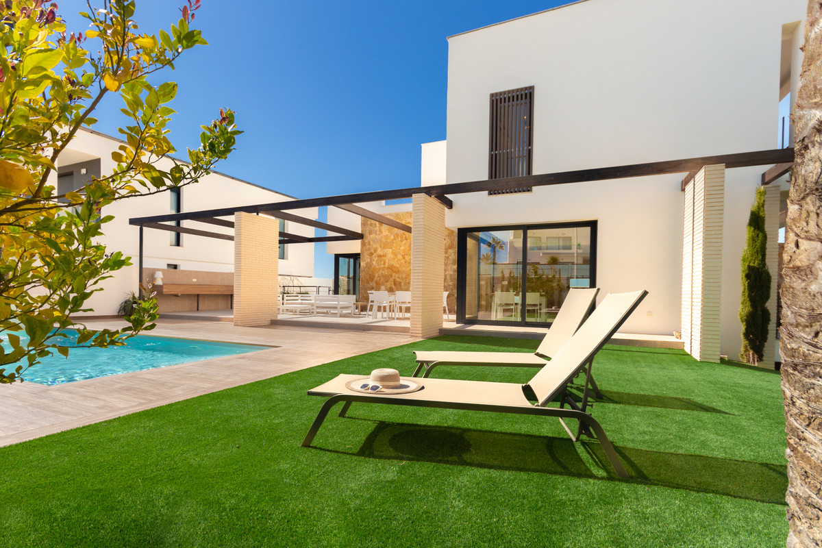 Exclusiva Villa en Orihuela: Lujo y Vida Mediterránea, Descubra su villa de lujo en Orihuela Costa, Alicante. A 200m de playas, golf y servicios. 4 dorm, piscina. Viva el sueño mediterráneo en Costa Blanca con el me