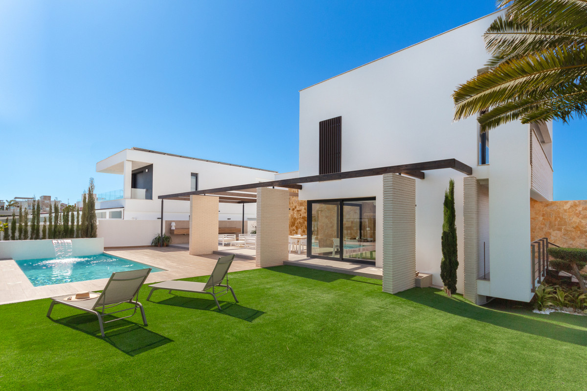 Exclusiva Villa en Orihuela: Lujo y Vida Mediterránea, Descubra su villa de lujo en Orihuela Costa, Alicante. A 200m de playas, golf y servicios. 4 dorm, piscina. Viva el sueño mediterráneo en Costa Blanca con el me