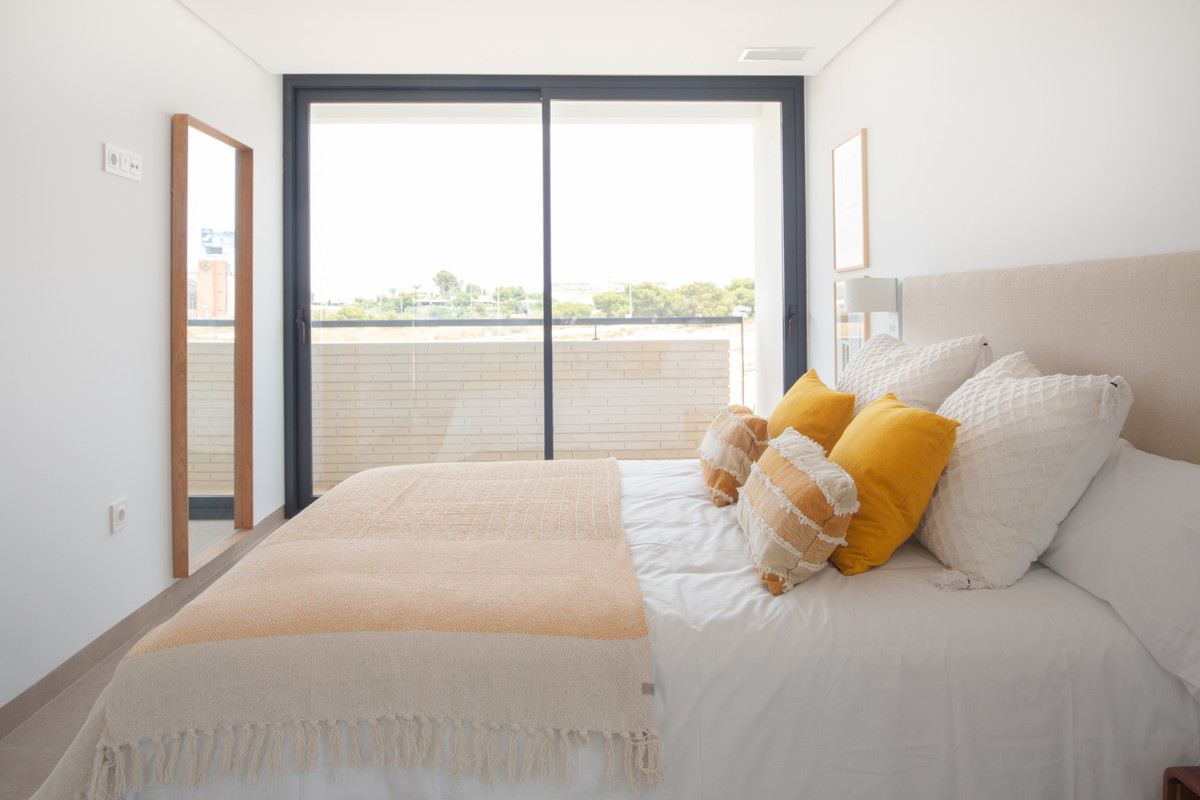 Exclusiva Villa en Orihuela: Lujo y Vida Mediterránea, Descubra su villa de lujo en Orihuela Costa, Alicante. A 200m de playas, golf y servicios. 4 dorm, piscina. Viva el sueño mediterráneo en Costa Blanca con el me
