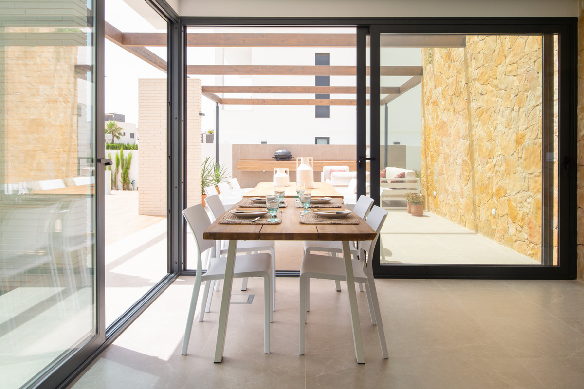 Exclusiva Villa en Orihuela: Lujo y Vida Mediterránea, Descubra su villa de lujo en Orihuela Costa, Alicante. A 200m de playas, golf y servicios. 4 dorm, piscina. Viva el sueño mediterráneo en Costa Blanca con el me