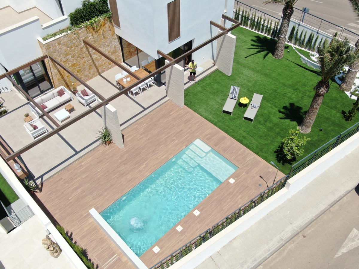 Exclusiva Villa en Orihuela: Lujo y Vida Mediterránea, Descubra su villa de lujo en Orihuela Costa, Alicante. A 200m de playas, golf y servicios. 4 dorm, piscina. Viva el sueño mediterráneo en Costa Blanca con el me