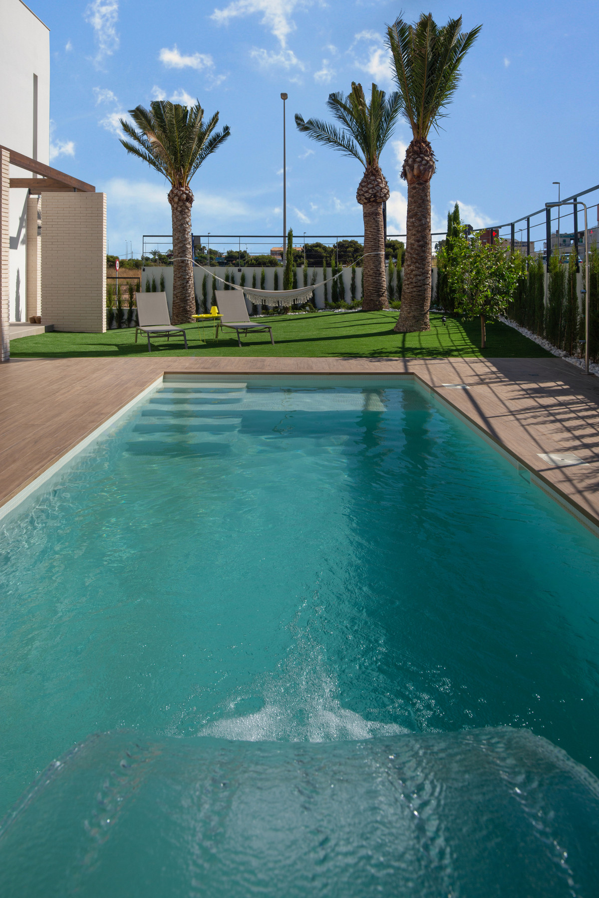 Exclusiva Villa en Orihuela: Lujo y Vida Mediterránea, Descubra su villa de lujo en Orihuela Costa, Alicante. A 200m de playas, golf y servicios. 4 dorm, piscina. Viva el sueño mediterráneo en Costa Blanca con el me