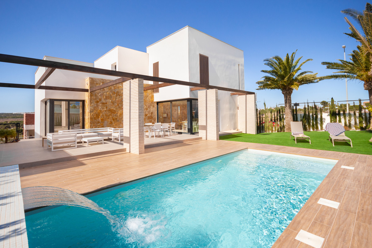 Exclusiva Villa en Orihuela: Lujo y Vida Mediterránea, Descubra su villa de lujo en Orihuela Costa, Alicante. A 200m de playas, golf y servicios. 4 dorm, piscina. Viva el sueño mediterráneo en Costa Blanca con el me