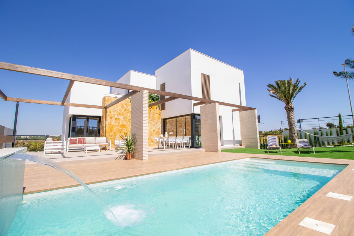 Exclusiva Villa en Orihuela: Lujo y Vida Mediterránea, Descubra su villa de lujo en Orihuela Costa, Alicante. A 200m de playas, golf y servicios. 4 dorm, piscina. Viva el sueño mediterráneo en Costa Blanca con el me
