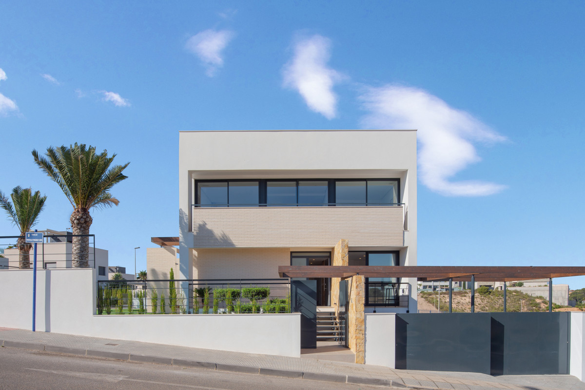 Exclusiva Villa en Orihuela: Lujo y Vida Mediterránea, Descubra su villa de lujo en Orihuela Costa, Alicante. A 200m de playas, golf y servicios. 4 dorm, piscina. Viva el sueño mediterráneo en Costa Blanca con el me