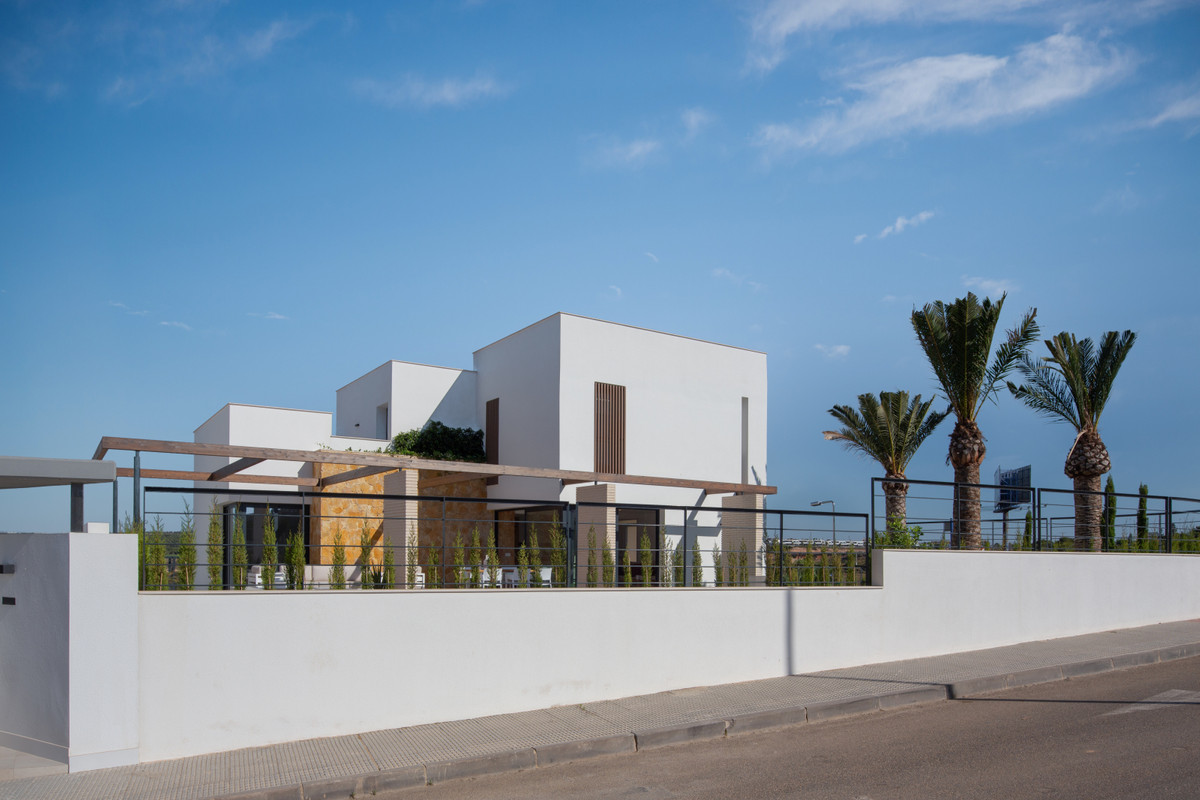 Exclusiva Villa en Orihuela: Lujo y Vida Mediterránea, Descubra su villa de lujo en Orihuela Costa, Alicante. A 200m de playas, golf y servicios. 4 dorm, piscina. Viva el sueño mediterráneo en Costa Blanca con el me