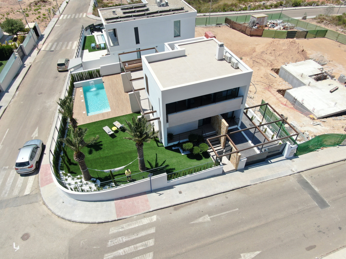 Exclusiva Villa en Orihuela: Lujo y Vida Mediterránea, Descubra su villa de lujo en Orihuela Costa, Alicante. A 200m de playas, golf y servicios. 4 dorm, piscina. Viva el sueño mediterráneo en Costa Blanca con el me