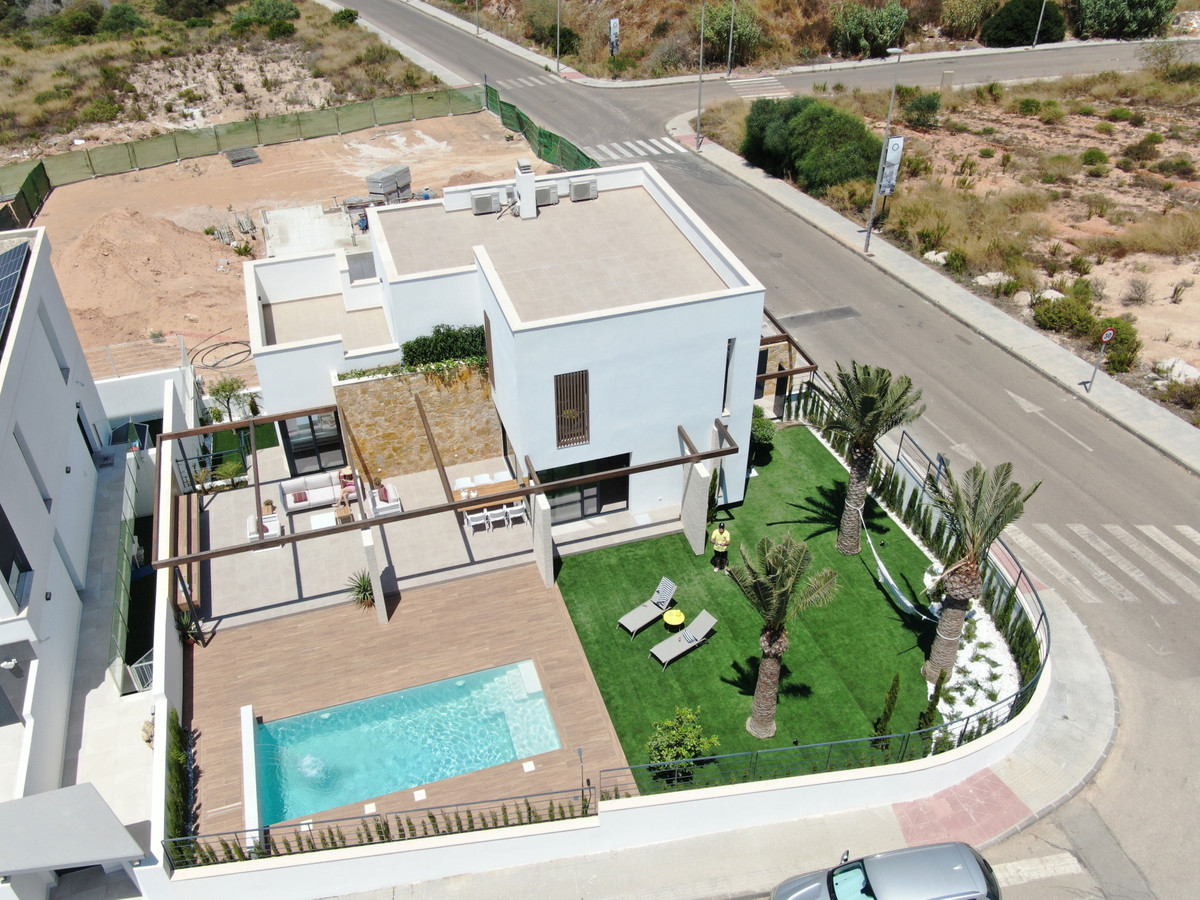 Exclusiva Villa en Orihuela: Lujo y Vida Mediterránea, Descubra su villa de lujo en Orihuela Costa, Alicante. A 200m de playas, golf y servicios. 4 dorm, piscina. Viva el sueño mediterráneo en Costa Blanca con el me