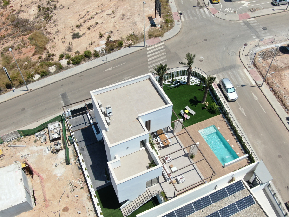 Exclusiva Villa en Orihuela: Lujo y Vida Mediterránea, Descubra su villa de lujo en Orihuela Costa, Alicante. A 200m de playas, golf y servicios. 4 dorm, piscina. Viva el sueño mediterráneo en Costa Blanca con el me