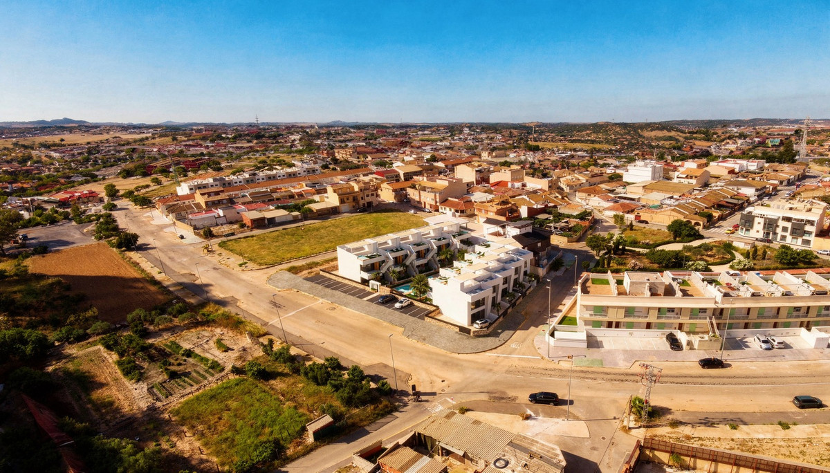 Pilar de la Horadada: Tu Hogar Mediterráneo de Ensueño, Descubre tu nuevo hogar en Pilar de la Horadada, Alicante. Exclusivas viviendas de 3 dorm. con jardín o solárium, piscina y cerca de la playa. ¡Vive el Mediterr