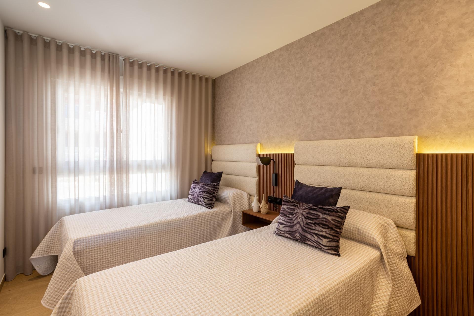 Lujo y Golf en La Finca, Algorfa: Tu Hogar en Alicante, Descubre 4 bungalows de lujo en La Finca Golf, Algorfa, Costa Blanca. Diseño moderno, 3 dorm., 2 baños, piscina y golf. Cerca de playas y aeropuerto. ¡Tu vida d