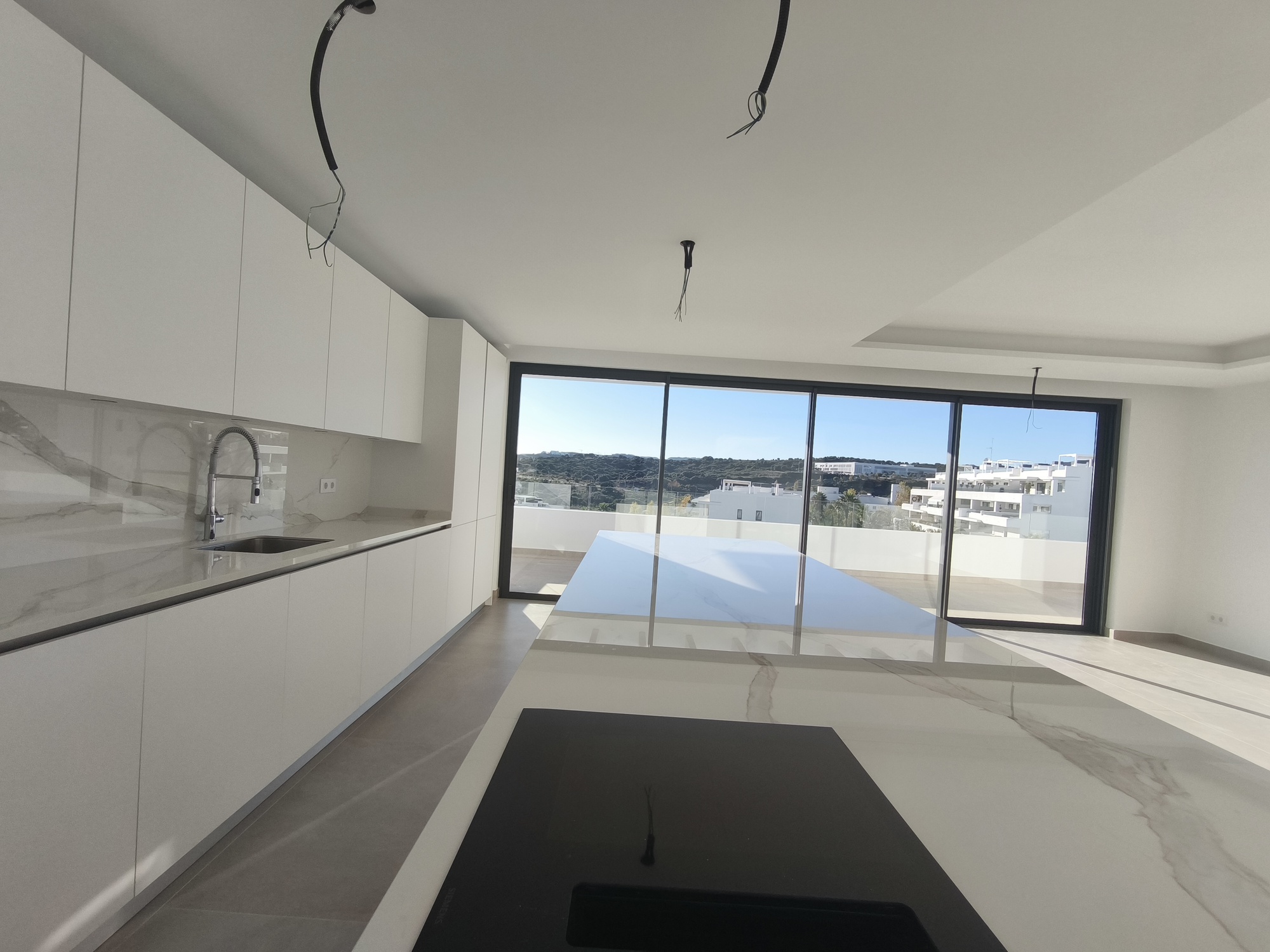 Ático de Lujo con Piscina Privada en Estepona, Ático dúplex en venta en La Gaspara, Estepona. 3 hab, terrazas, piscina privada y vistas al mar. Lujo mediterráneo.