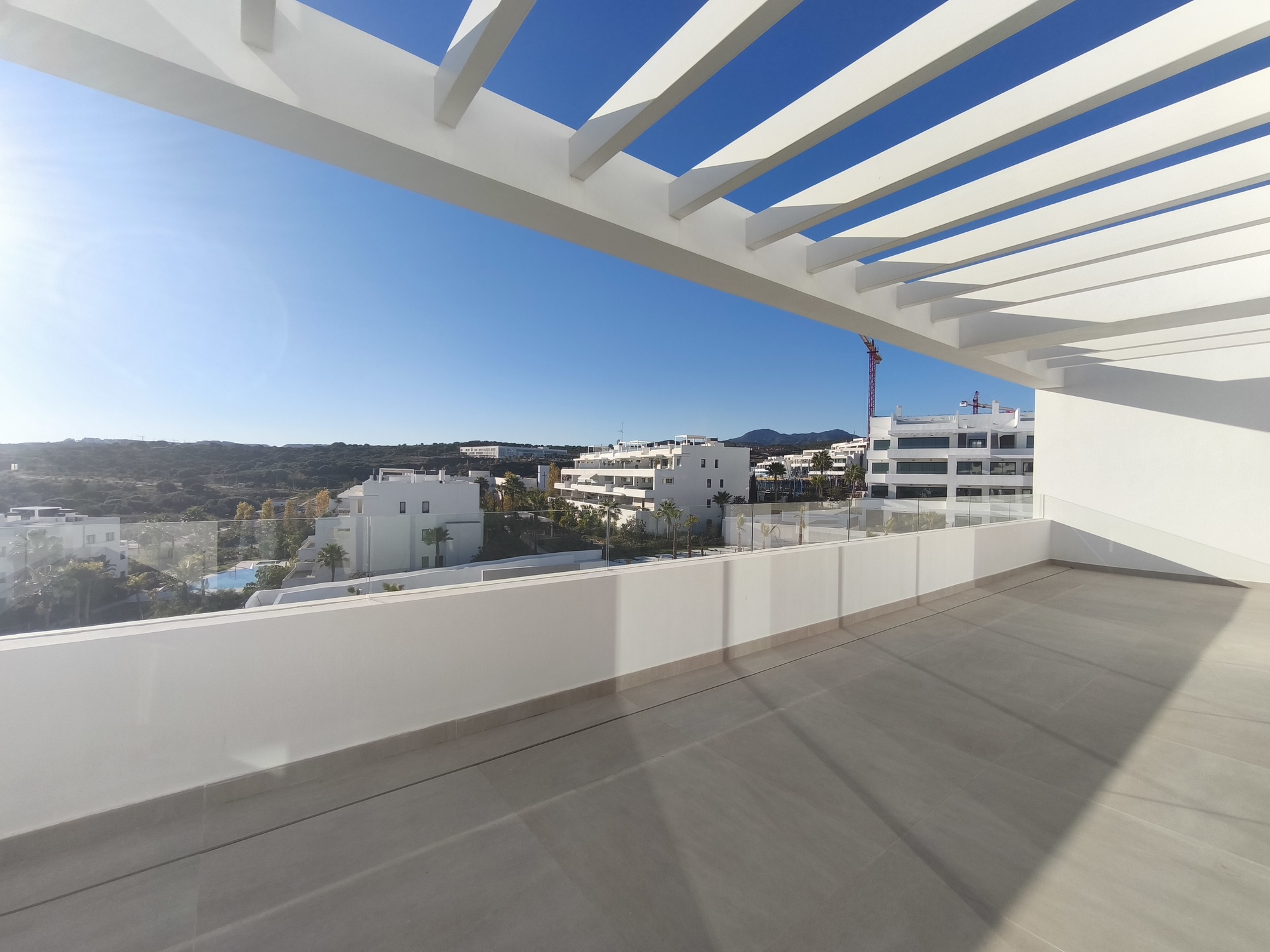 Ático de Lujo con Piscina Privada en Estepona, Ático dúplex en venta en La Gaspara, Estepona. 3 hab, terrazas, piscina privada y vistas al mar. Lujo mediterráneo.