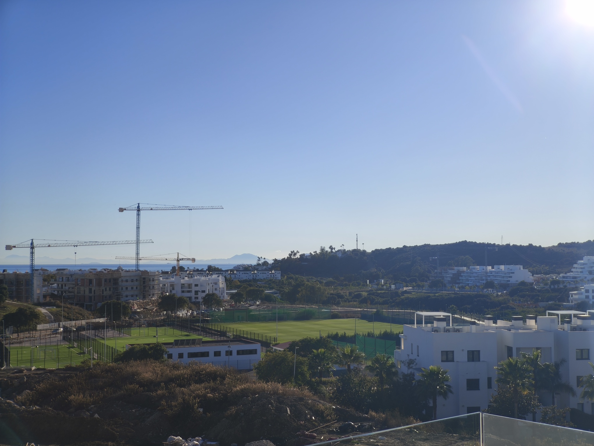 Ático de Lujo con Piscina Privada en Estepona, Ático dúplex en venta en La Gaspara, Estepona. 3 hab, terrazas, piscina privada y vistas al mar. Lujo mediterráneo.