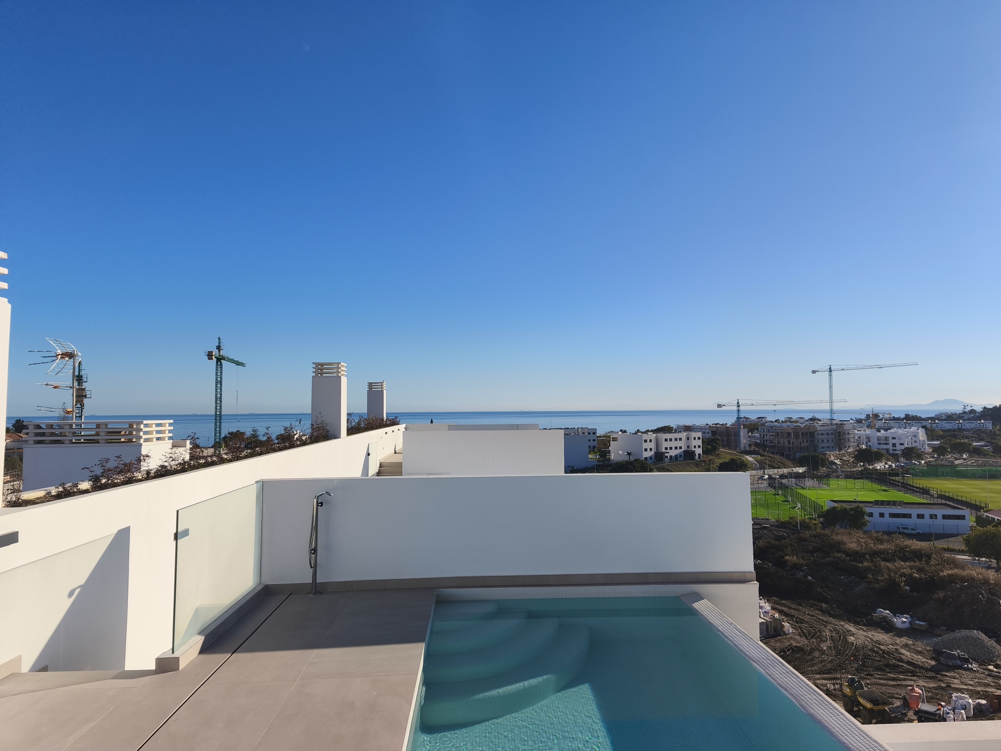 Ático de Lujo con Piscina Privada en Estepona, Ático dúplex en venta en La Gaspara, Estepona. 3 hab, terrazas, piscina privada y vistas al mar. Lujo mediterráneo.