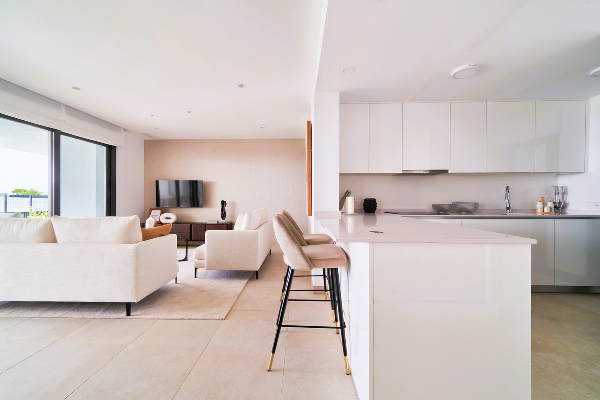 Lujo Exclusivo con Vistas al Mar en El Higuerón, Descubre apartamentos de lujo en El Higuerón, Fuengirola. Vistas al mar, piscina, gimnasio y coworking. A 500m del mar y tren. ¡Tu vida en la Costa del Sol!