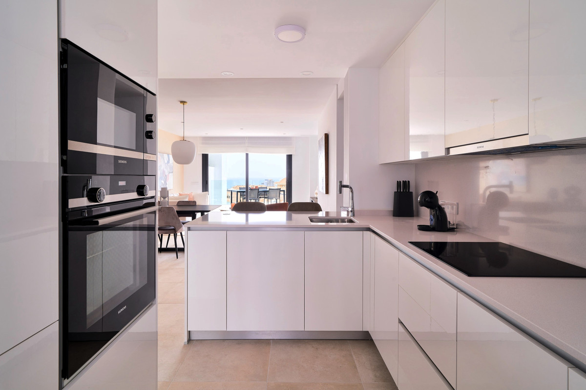 Lujo Exclusivo con Vistas al Mar en El Higuerón, Descubre apartamentos de lujo en El Higuerón, Fuengirola. Vistas al mar, piscina, gimnasio y coworking. A 500m del mar y tren. ¡Tu vida en la Costa del Sol!