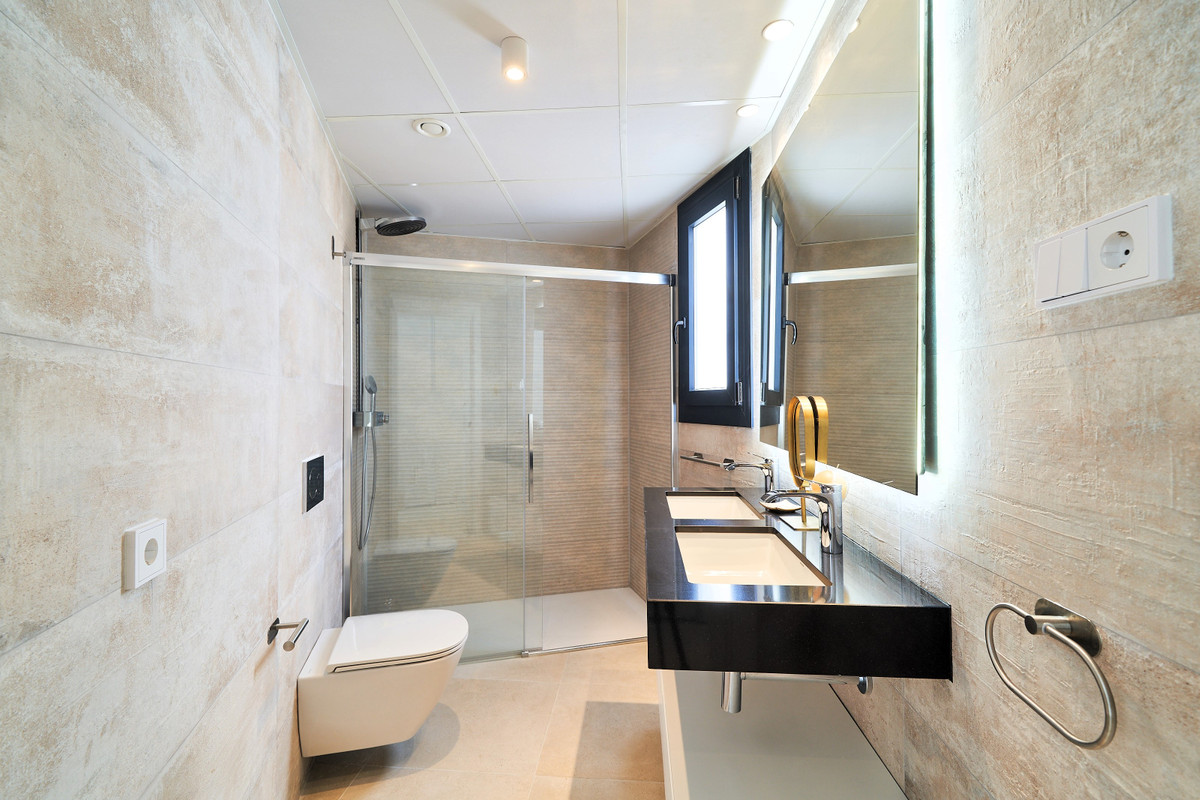 Lujo Exclusivo con Vistas al Mar en El Higuerón, Descubre apartamentos de lujo en El Higuerón, Fuengirola. Vistas al mar, piscina, gimnasio y coworking. A 500m del mar y tren. ¡Tu vida en la Costa del Sol!