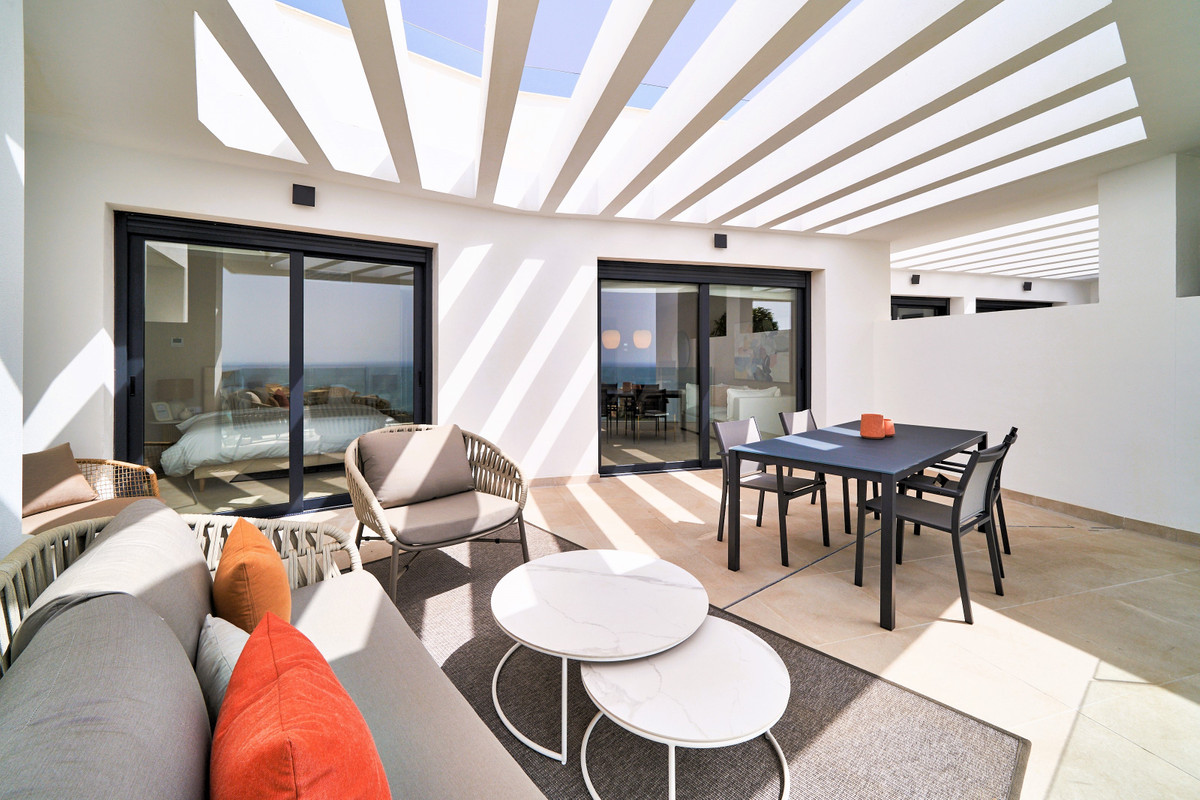 Lujo Exclusivo con Vistas al Mar en El Higuerón, Descubre apartamentos de lujo en El Higuerón, Fuengirola. Vistas al mar, piscina, gimnasio y coworking. A 500m del mar y tren. ¡Tu vida en la Costa del Sol!