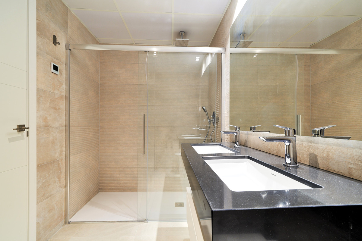 Lujo Exclusivo con Vistas al Mar en El Higuerón, Descubre apartamentos de lujo en El Higuerón, Fuengirola. Vistas al mar, piscina, gimnasio y coworking. A 500m del mar y tren. ¡Tu vida en la Costa del Sol!