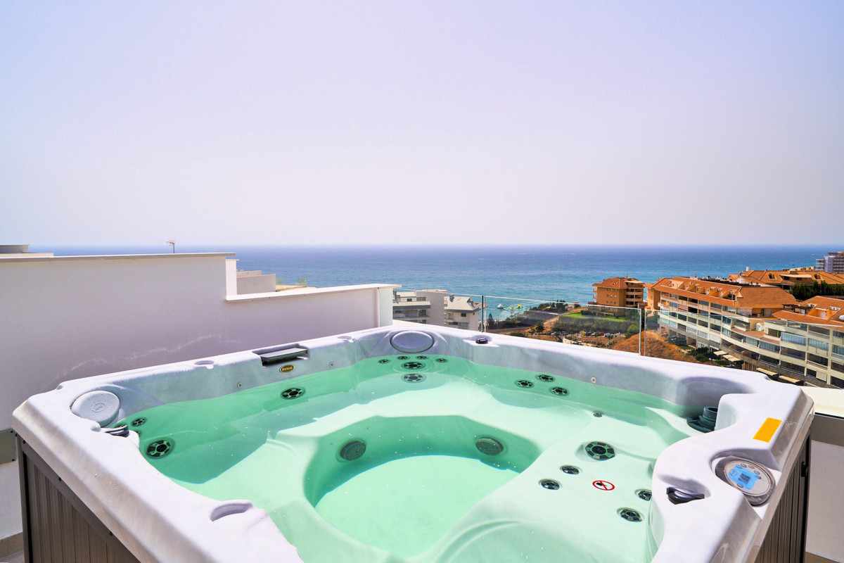 Lujo Exclusivo con Vistas al Mar en El Higuerón, Descubre apartamentos de lujo en El Higuerón, Fuengirola. Vistas al mar, piscina, gimnasio y coworking. A 500m del mar y tren. ¡Tu vida en la Costa del Sol!