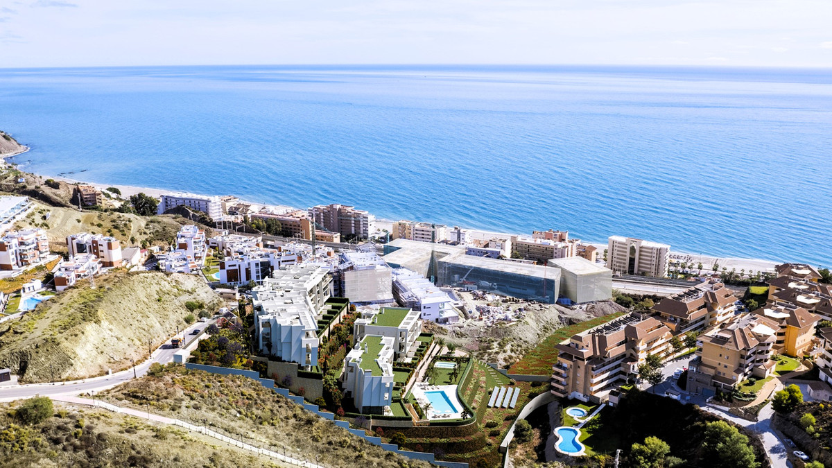 Lujo Exclusivo con Vistas al Mar en El Higuerón, Descubre apartamentos de lujo en El Higuerón, Fuengirola. Vistas al mar, piscina, gimnasio y coworking. A 500m del mar y tren. ¡Tu vida en la Costa del Sol!