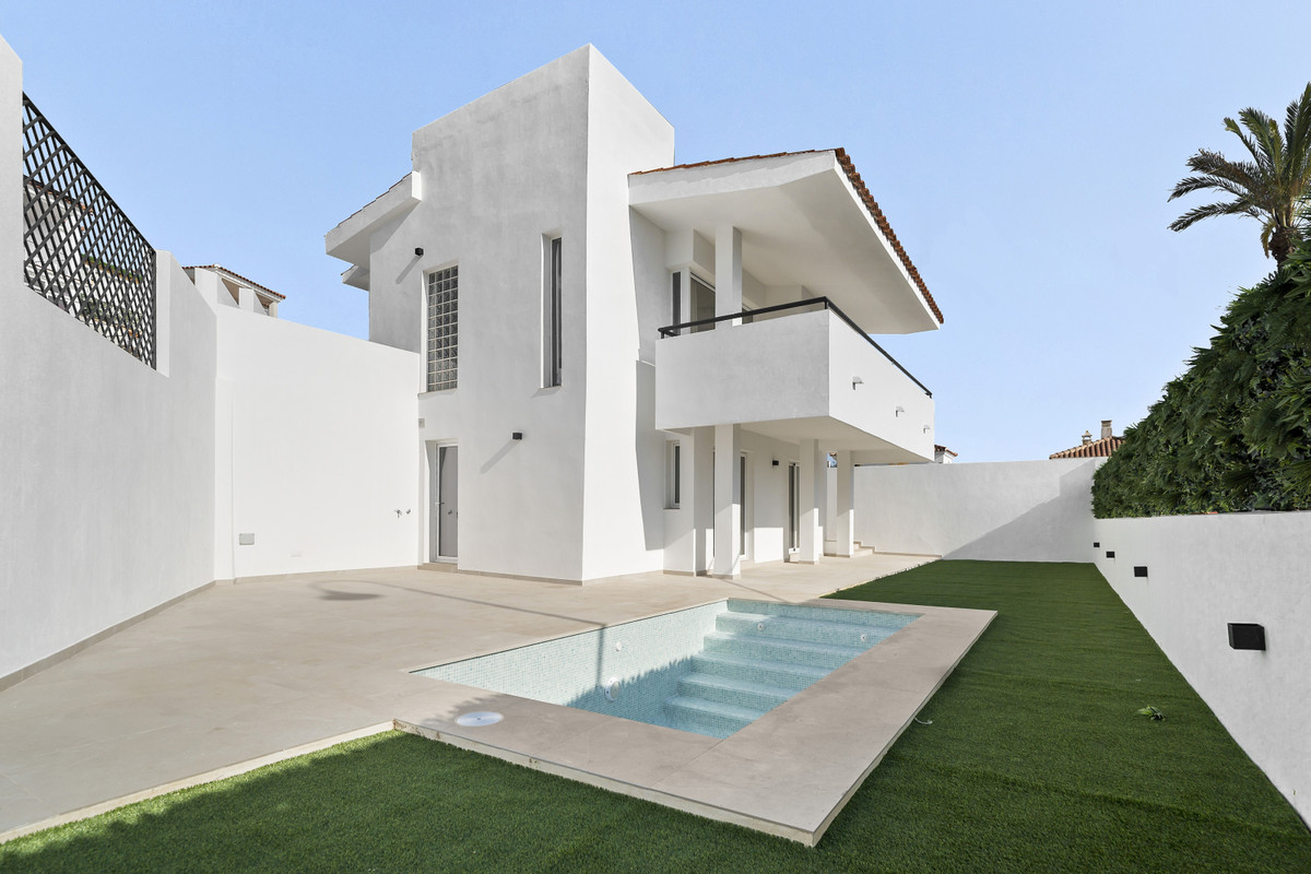Lujo y vistas en Mijas: Su paraíso mediterráneo, Villas de lujo en Mijas, Málaga. Disfruta de vistas al Mediterráneo, terrazas amplias y un estilo de vida excepcional. ¡Tu oasis andaluz te espera!