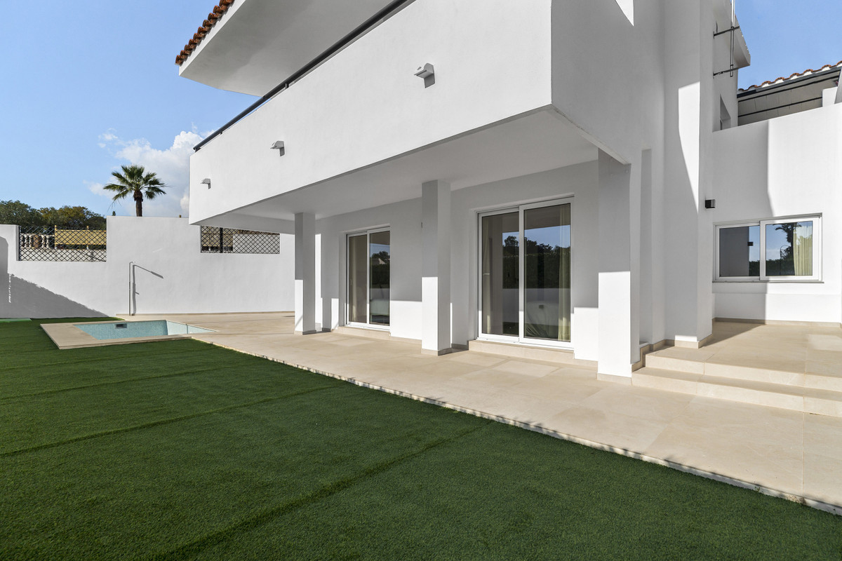 Lujo y vistas en Mijas: Su paraíso mediterráneo, Villas de lujo en Mijas, Málaga. Disfruta de vistas al Mediterráneo, terrazas amplias y un estilo de vida excepcional. ¡Tu oasis andaluz te espera!