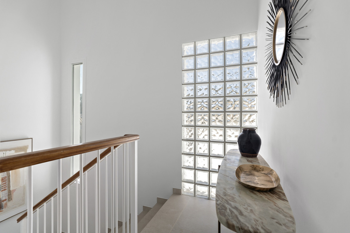 Lujo y vistas en Mijas: Su paraíso mediterráneo, Villas de lujo en Mijas, Málaga. Disfruta de vistas al Mediterráneo, terrazas amplias y un estilo de vida excepcional. ¡Tu oasis andaluz te espera!