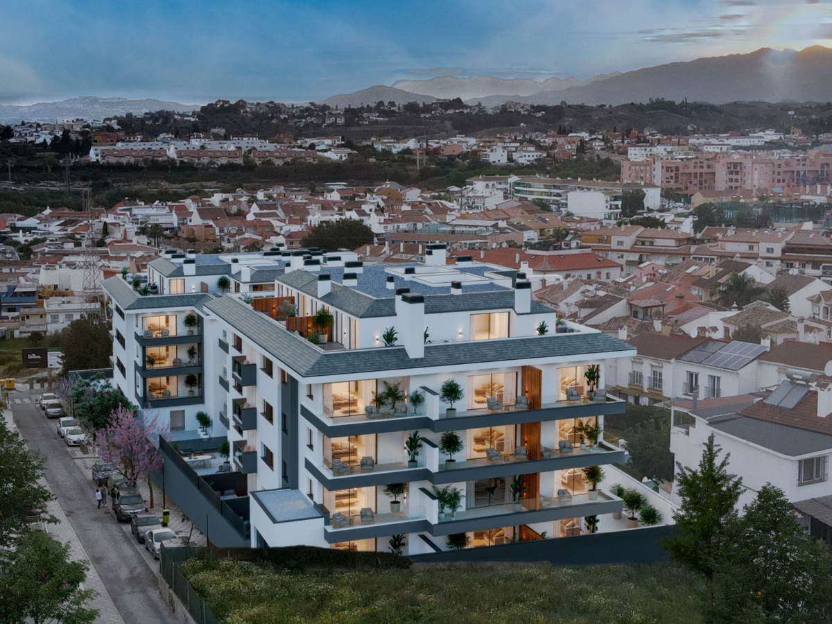 propiedad, Apartamentos de lujo en Los Pacos, Fuengirola. Diseño vanguardista, 3 dorm, a 900m del mar. Piscina, gimnasio. ¡Vive el Mediterráneo!