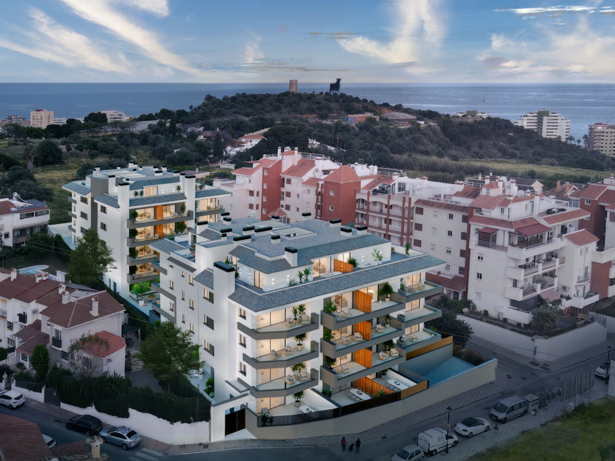 propiedad, Apartamentos de lujo en Los Pacos, Fuengirola. Diseño vanguardista, 3 dorm, a 900m del mar. Piscina, gimnasio. ¡Vive el Mediterráneo!