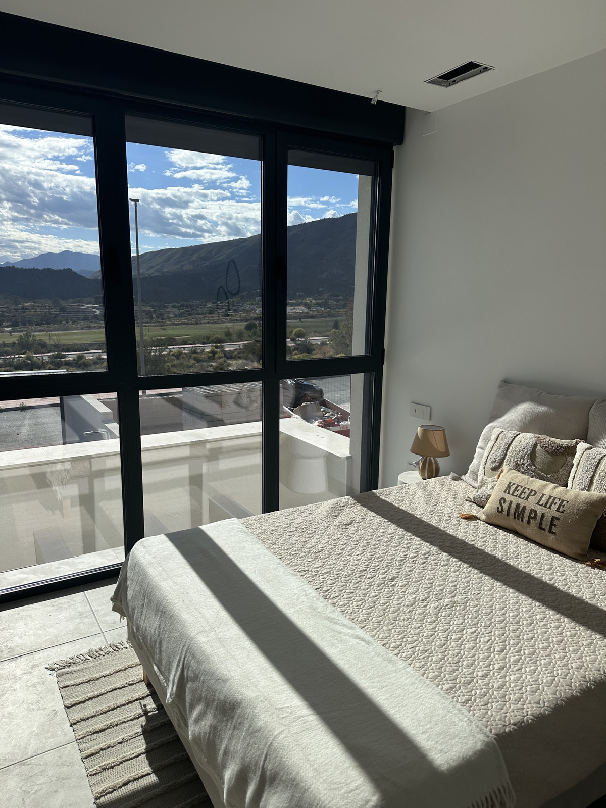 Villa de lujo en Finestrat: Vistas al mar, Descubre Villa Aura en Finestrat, Alicante. Lujo moderno, 213m², 3 hab, vistas al mar. ¡Tu oasis mediterráneo te espera!