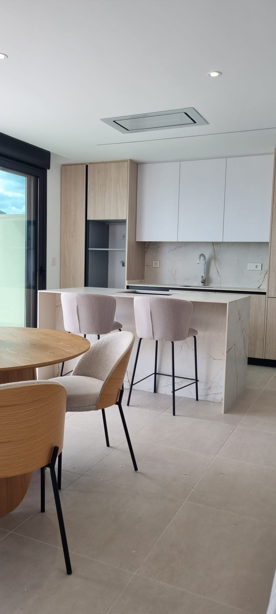 Villa de lujo en Finestrat: Vistas al mar, Descubre Villa Aura en Finestrat, Alicante. Lujo moderno, 213m², 3 hab, vistas al mar. ¡Tu oasis mediterráneo te espera!