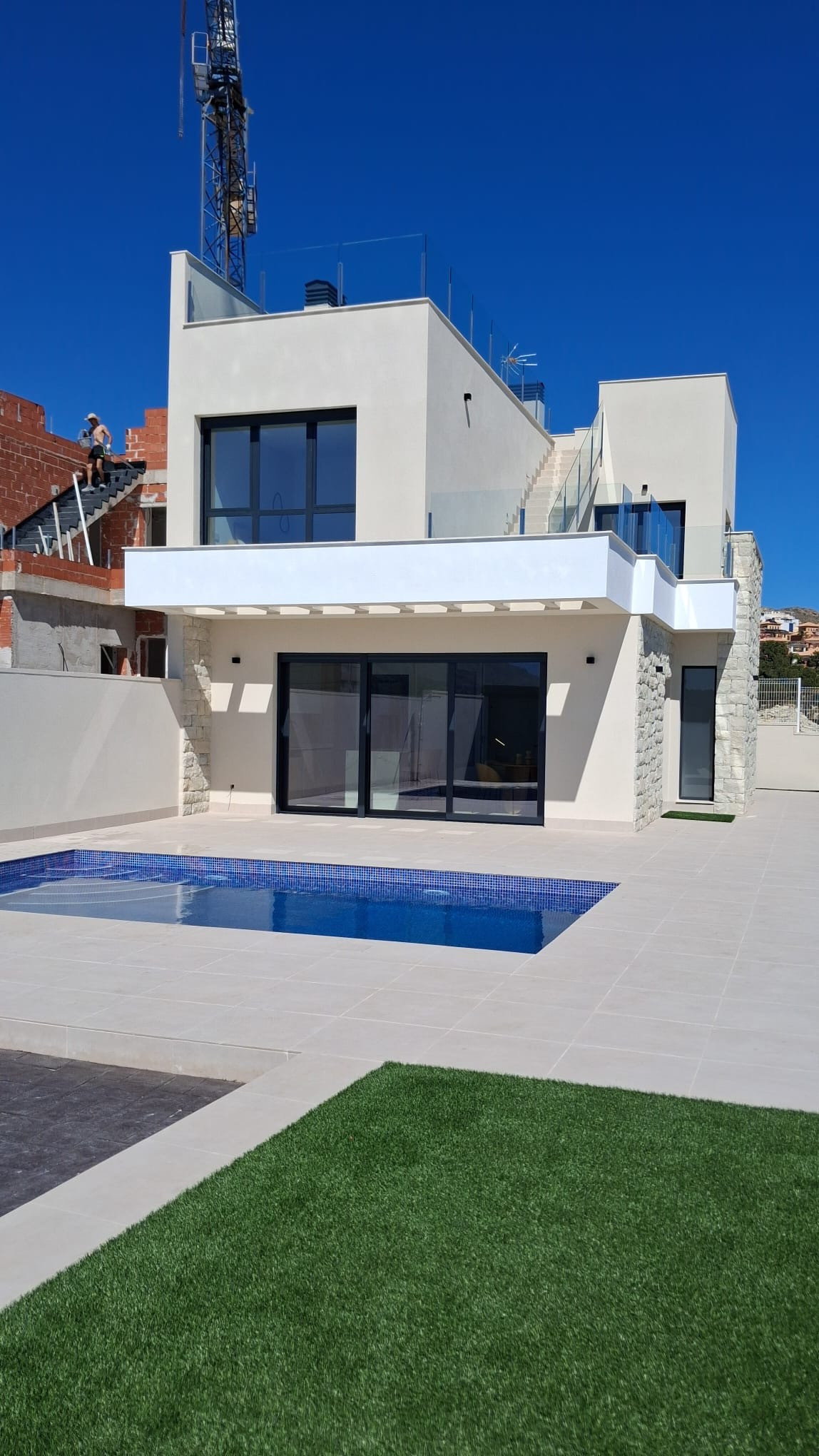 Villa de lujo en Finestrat: Vistas al mar, Descubre Villa Aura en Finestrat, Alicante. Lujo moderno, 213m², 3 hab, vistas al mar. ¡Tu oasis mediterráneo te espera!
