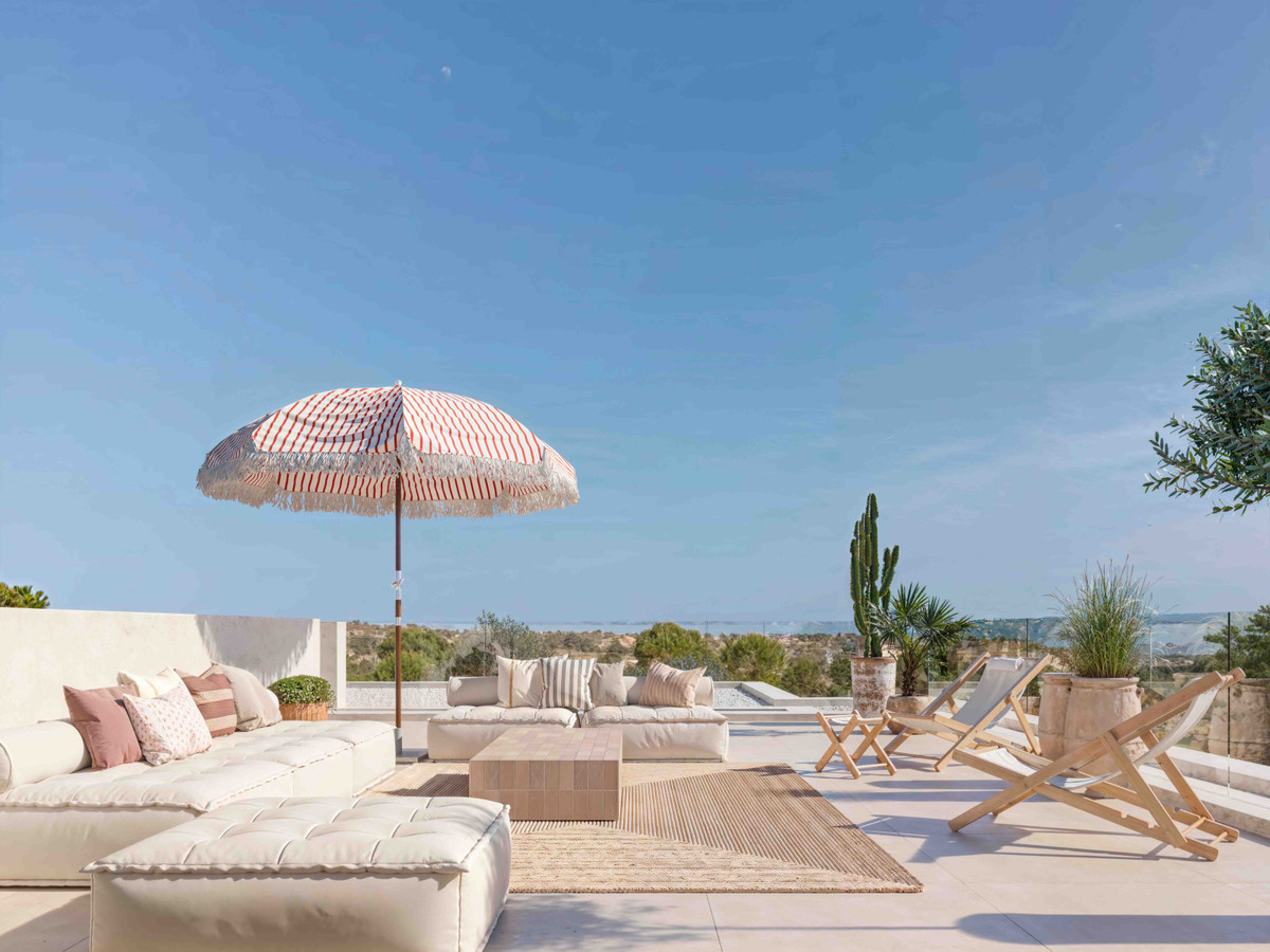Villa de lujo en Orihuela: vistas y confort., Exclusiva villa de lujo en Orihuela, Alicante. 3 dormitorios, piscina privada, vistas panorámicas. Vive el sueño mediterráneo en la Costa Blanca.