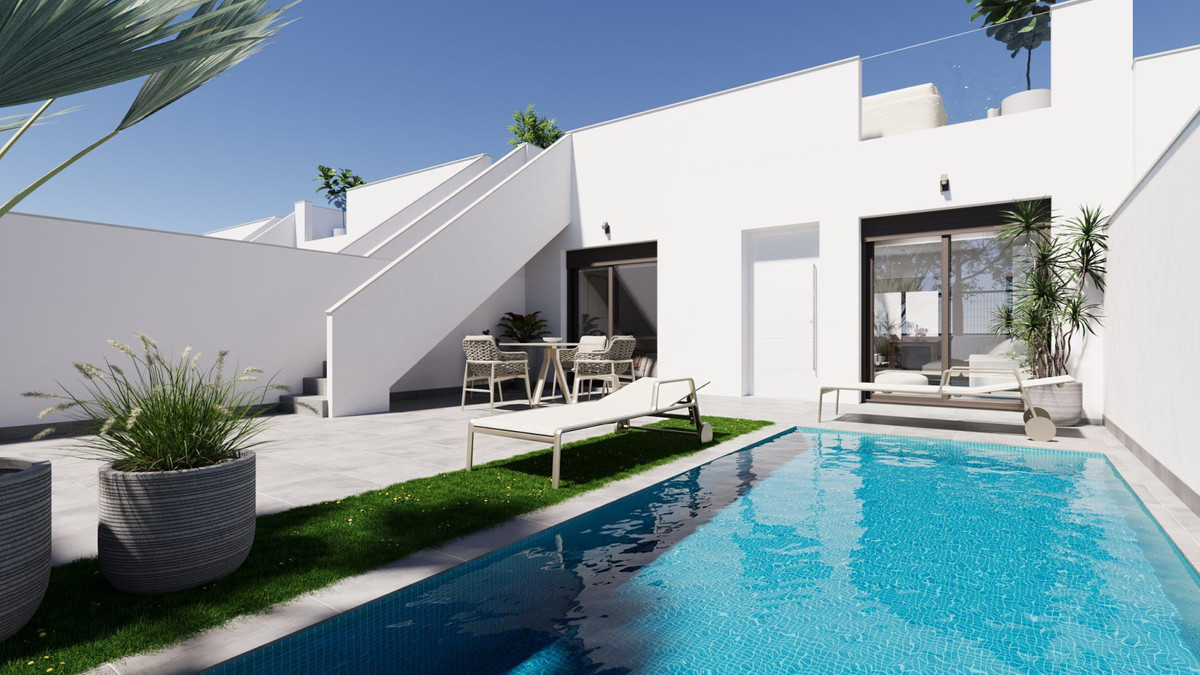 Villa de lujo en Murcia: ¡Su oasis le espera!, Villas adosadas en Roldán, Murcia. 2 hab, 2 baños, piscina privada, solárium. ¡Listo para vivir! Cerca de playas y golf.