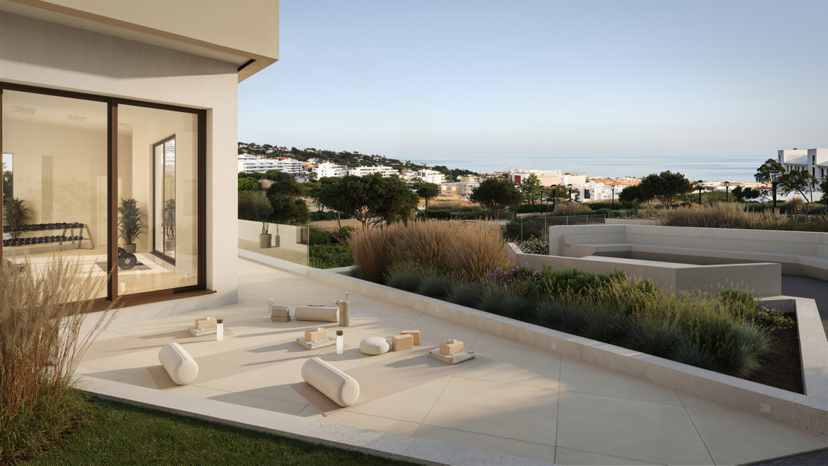 Lujo mediterráneo en Fuengirola: ¡La casa de tus sueños!, Descubre adosados de lujo en Fuengirola, Málaga. Vive el estilo mediterráneo con playa, vistas y diseño moderno. ¡Tu oasis en la Costa del Sol!