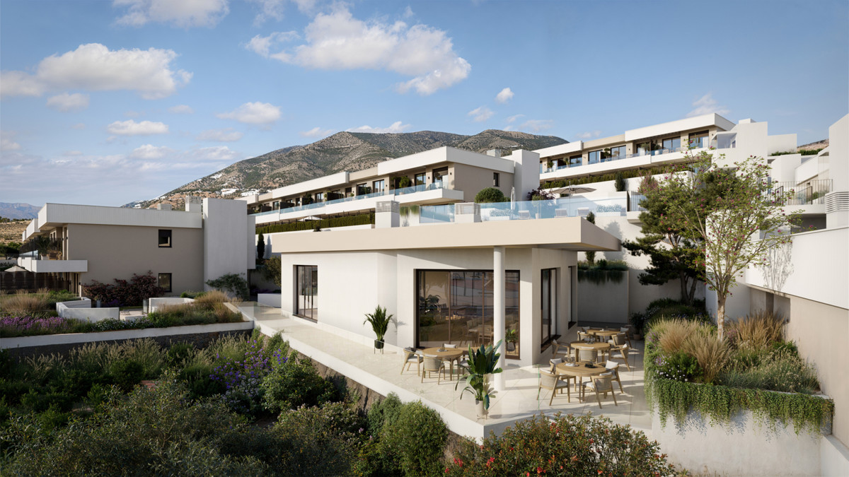 Lujo mediterráneo en Fuengirola: ¡La casa de tus sueños!, Descubre adosados de lujo en Fuengirola, Málaga. Vive el estilo mediterráneo con playa, vistas y diseño moderno. ¡Tu oasis en la Costa del Sol!