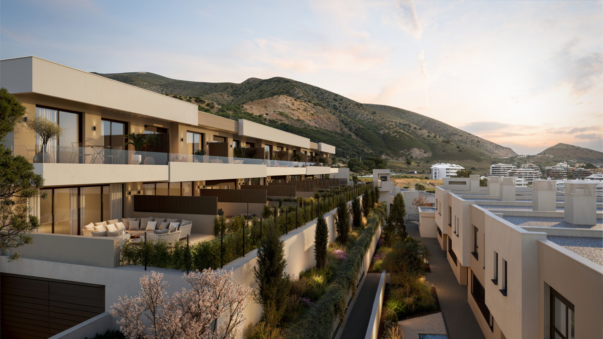 Lujo mediterráneo en Fuengirola: ¡La casa de tus sueños!, Descubre adosados de lujo en Fuengirola, Málaga. Vive el estilo mediterráneo con playa, vistas y diseño moderno. ¡Tu oasis en la Costa del Sol!