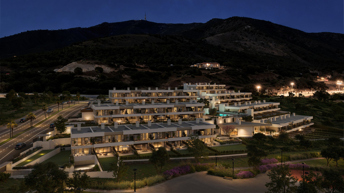 Lujo mediterráneo en Fuengirola: ¡La casa de tus sueños!, Descubre adosados de lujo en Fuengirola, Málaga. Vive el estilo mediterráneo con playa, vistas y diseño moderno. ¡Tu oasis en la Costa del Sol!