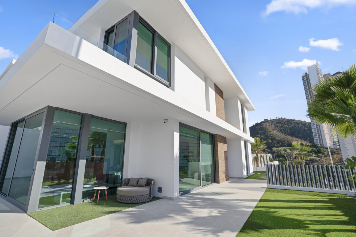 Lujo en Benidorm: Villas con vistas panorámicas, Villas de lujo en Benidorm, Alicante. Vistas panorámicas, privacidad y diseño exclusivo. 3-4 dormitorios, piscina y jardines. ¡Oportunidad única!